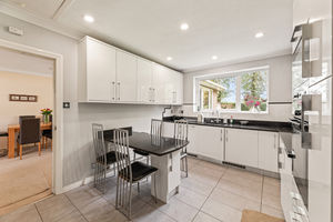 Kitchen/Breakfast Room- click for photo gallery
